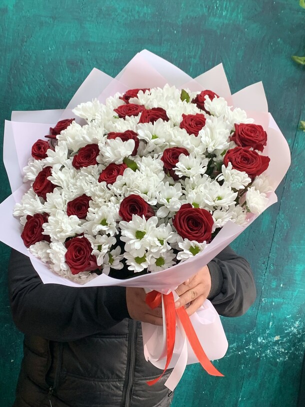 Ромашкова хризантема с розами, артикул F1277313 - 9316 рублей, доставка по городу. Flawery - доставка цветов