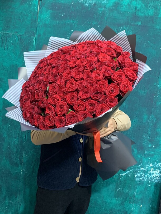 101 роза красная, артикул F1337487 - 25299 рублей, доставка по городу. Flawery - доставка цветов