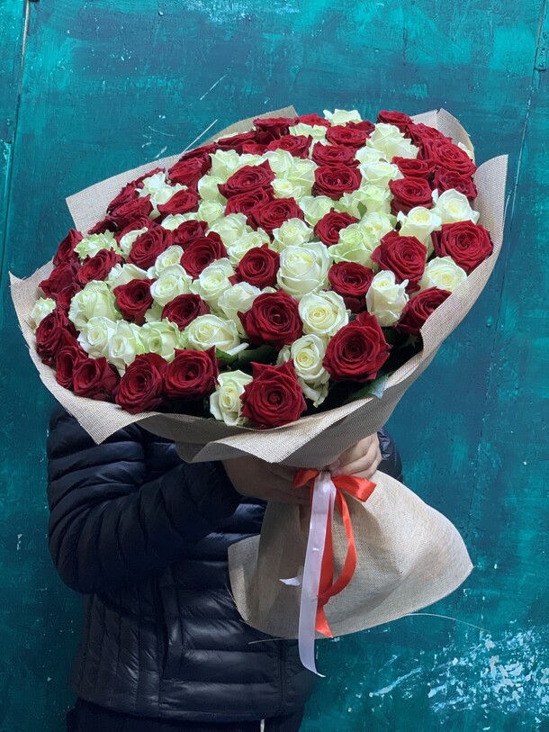 101 роза микс, артикул F1337490 - 22999 рублей, доставка по городу. Flawery - доставка цветов