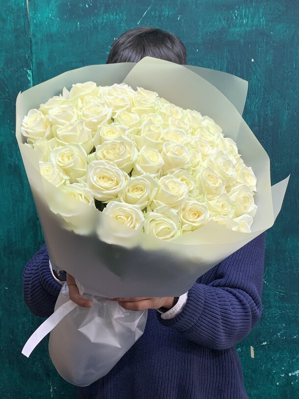 Роза белая 51, артикул F1337496 - 6999 рублей, доставка по городу. Flawery - доставка цветов