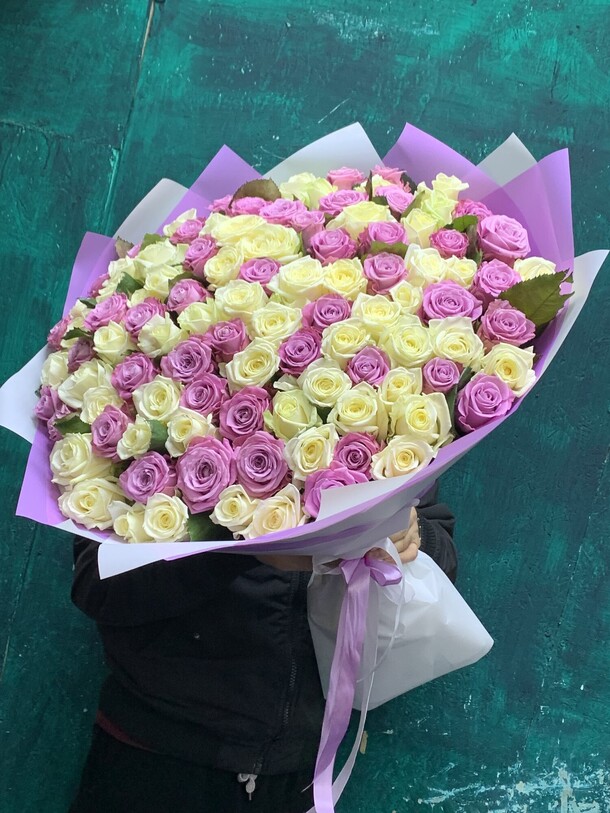 101 роза микс (60см), артикул F1369326 - 24199 рублей, доставка по городу. Flawery - доставка цветов