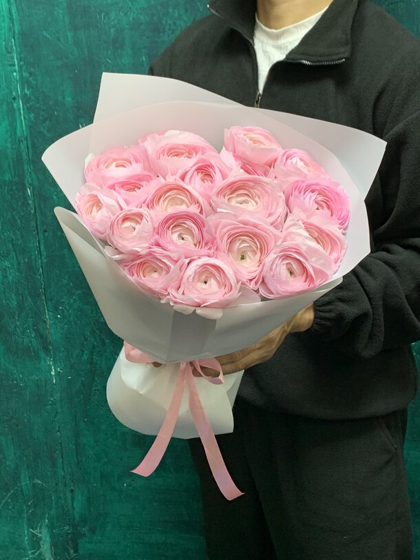 Ранункулюс розовый, артикул F1369327 - 17600 рублей, доставка по городу. Flawery - доставка цветов