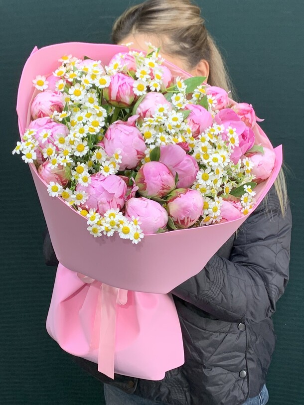 Пионы с ромашкой, артикул F1418875 - 29281 рублей, доставка по городу. Flawery - доставка цветов