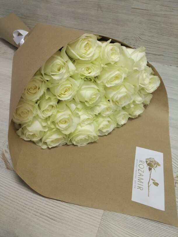 Букет из белых роз, артикул F15277 - 7085 рублей, доставка по городу. Flawery - доставка цветов