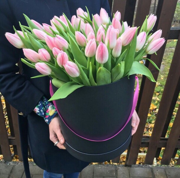 Коробка с тюльпанами, артикул F19034 - 12299 рублей, доставка по городу. Flawery - доставка цветов