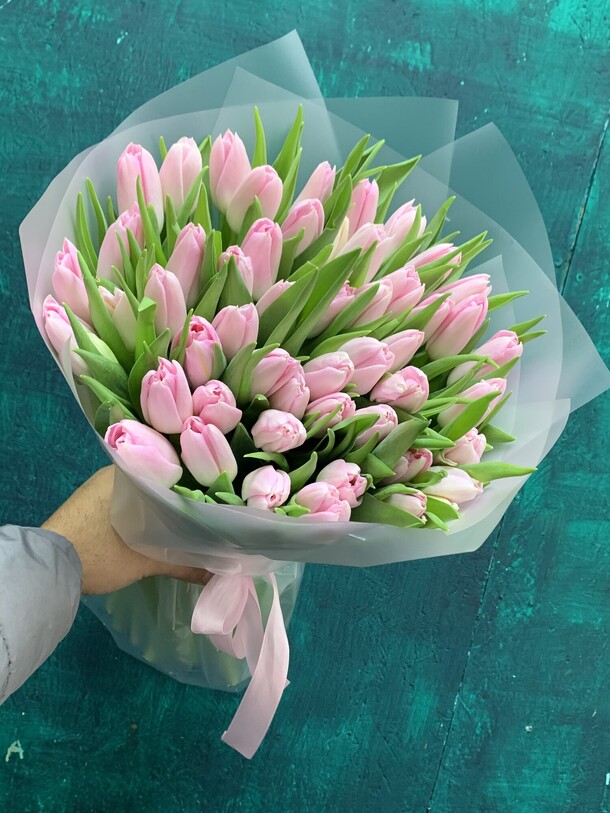 Букеты из тюльпанов, артикул F19067 - 11615 рублей, доставка по городу. Flawery - доставка цветов