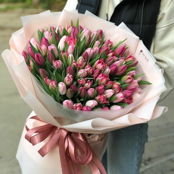 Букет из тюльпанов, артикул F19070 - 51873 рублей, доставка по городу. Flawery - доставка цветов