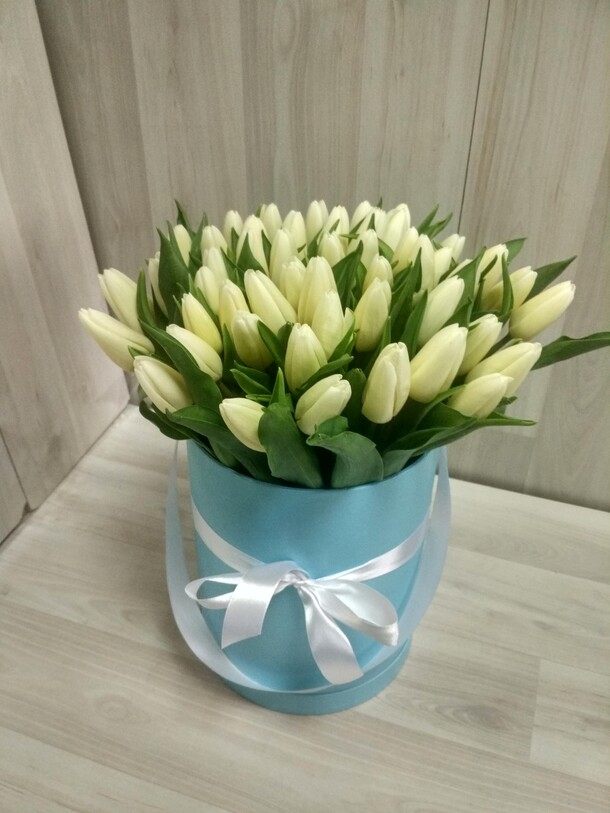 Коробка с тюльпанами, артикул F19421 - 12737 рублей, доставка по городу. Flawery - доставка цветов