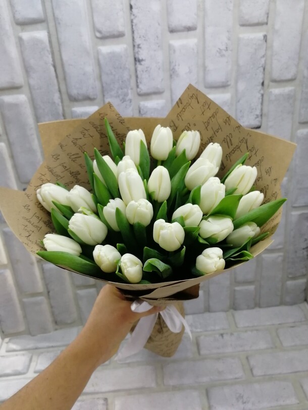 Букет из тюльпанов, артикул F19556 - 6441 рублей, доставка по городу. Flawery - доставка цветов