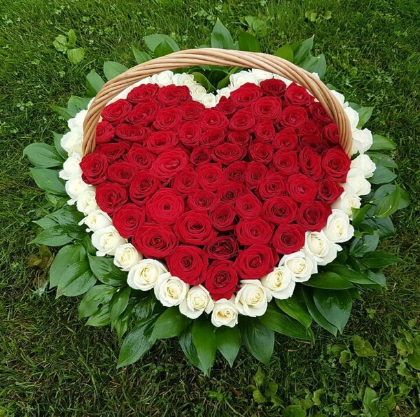 Корзина в форме сердца, артикул F20065 - 29281 рублей, доставка по городу. Flawery - доставка цветов