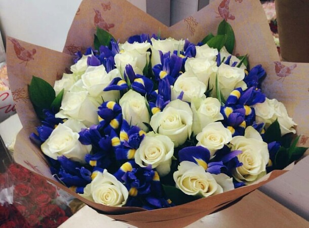 Роза с ирисами, артикул F20077 - 10790 рублей, доставка по городу. Flawery - доставка цветов