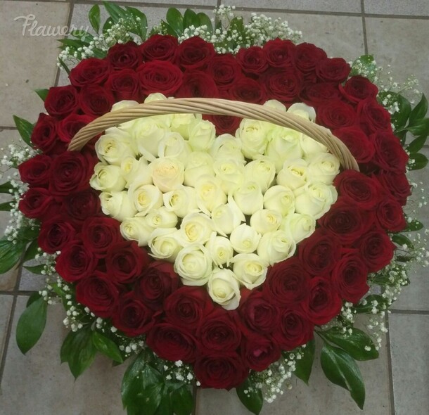 Корзина в форме сердце, артикул F20308 - 29699 рублей, доставка по городу. Flawery - доставка цветов