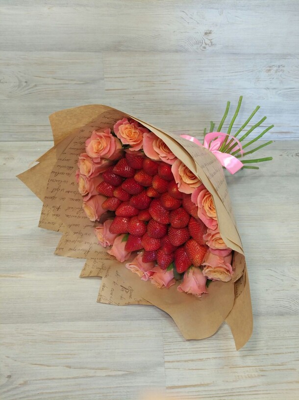 Клубника с розами, артикул F20309 - 11691 рублей, доставка по городу. Flawery - доставка цветов