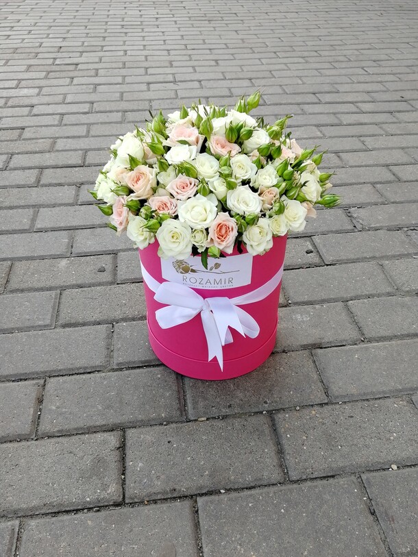 Кустовая роза в коробке, артикул F22592 - 11999 рублей, доставка по городу. Flawery - доставка цветов