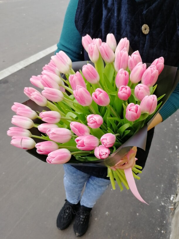 Букет из тюльпанов, артикул F23562 - 12400 рублей, доставка по городу. Flawery - доставка цветов