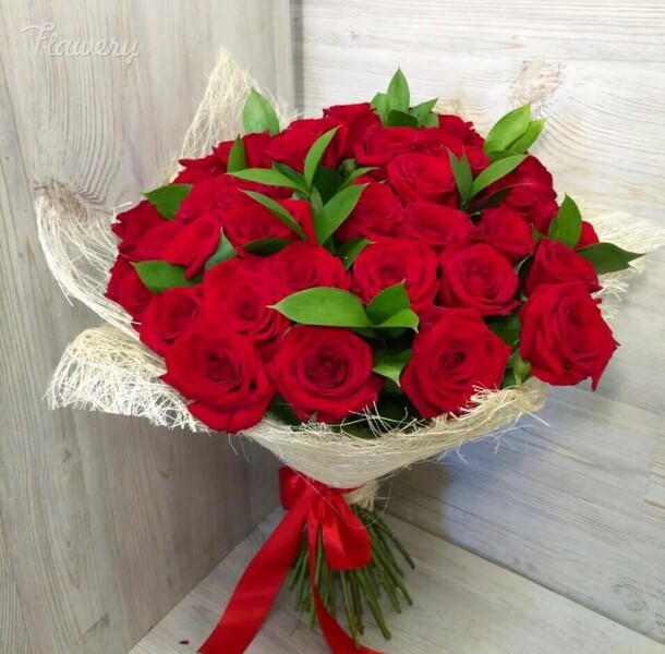 Букет "алые розы", артикул F24620 - 11691 рублей, доставка по городу. Flawery - доставка цветов
