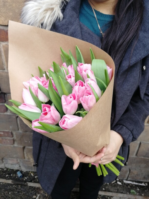 Букет из тюльпанов., артикул F27127 - 8148 рублей, доставка по городу. Flawery - доставка цветов