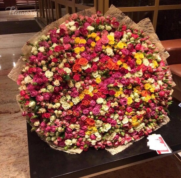 Букет из 251, кустовые розы., артикул F32181 - 161050 рублей, доставка по городу. Flawery - доставка цветов