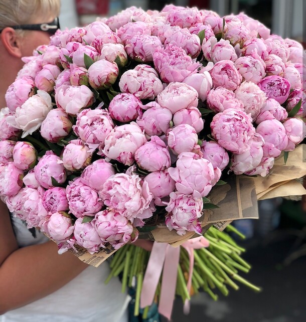 Букет из 101 пионов ., артикул F34173 - 101155 рублей, доставка по городу. Flawery - доставка цветов