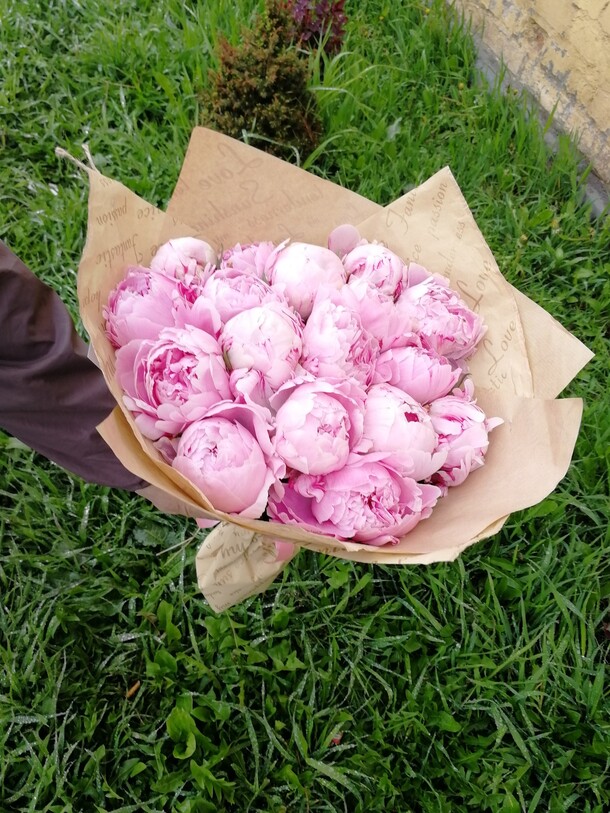 Букет из 17 пионов., артикул F34723 - 21683 рублей, доставка по городу. Flawery - доставка цветов