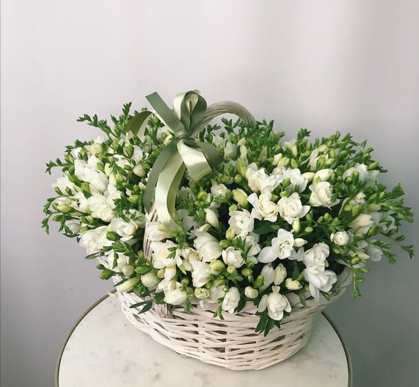 Фрезия в корзине, артикул F61436 - 64561 рублей, доставка по городу. Flawery - доставка цветов