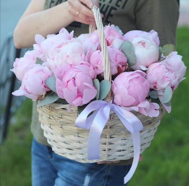 Пионы в корзине, артикул F61438 - 27103 рублей, доставка по городу. Flawery - доставка цветов