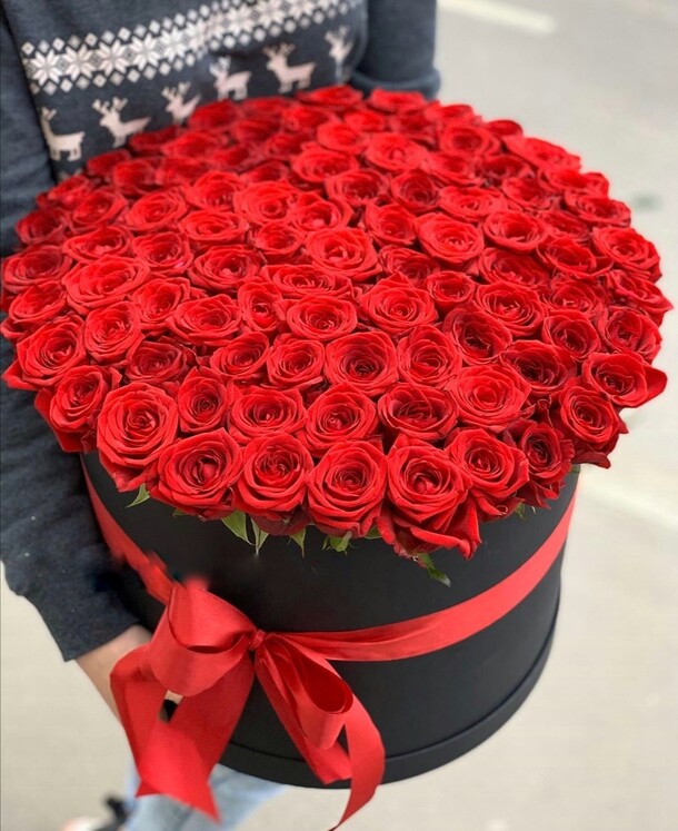 Красные розы в коробке, артикул F61483 - 26619 рублей, доставка по городу. Flawery - доставка цветов