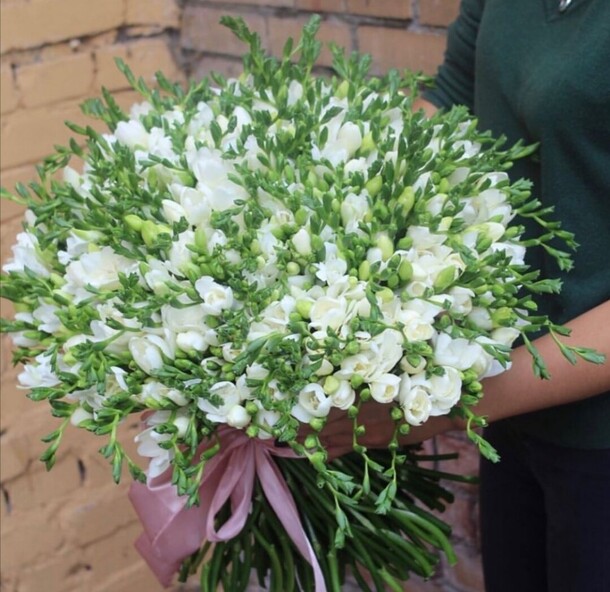 Букет из фрезии, артикул F82049 - 72599 рублей, доставка по городу. Flawery - доставка цветов