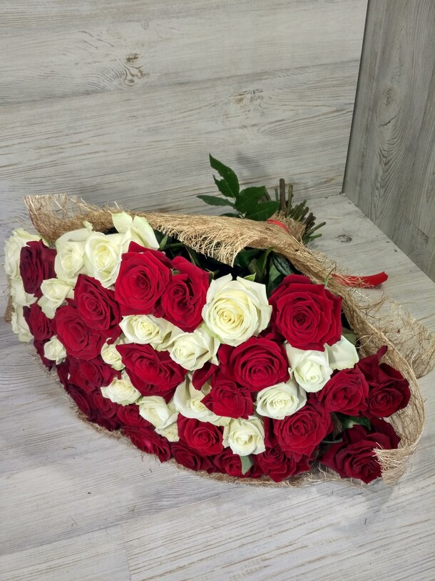 51 роза микс, артикул F9269 - 7999 рублей, доставка по городу. Flawery - доставка цветов