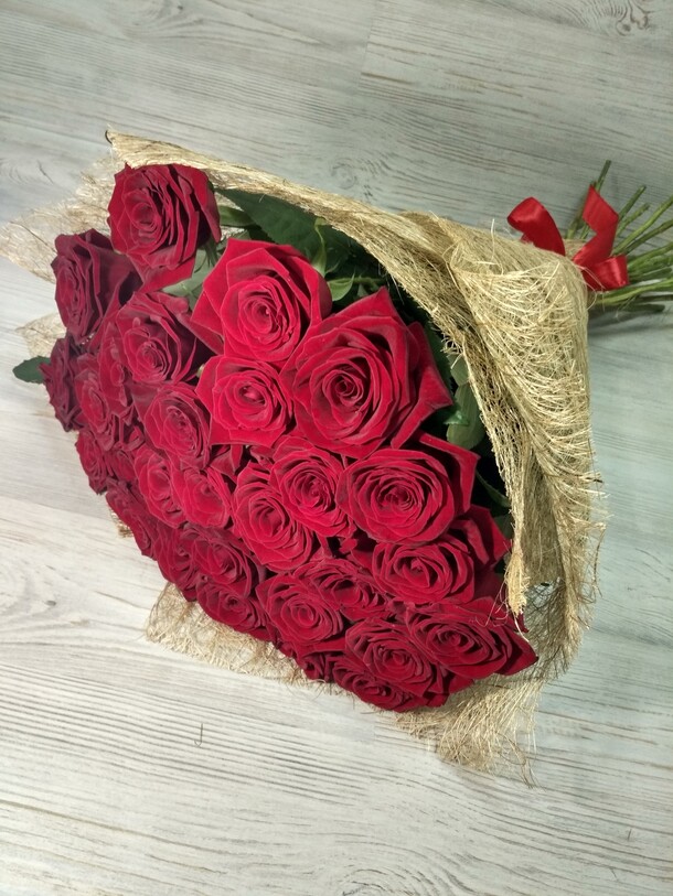 Букет из красных роз, артикул F9515 - 4999 рублей, доставка по городу. Flawery - доставка цветов