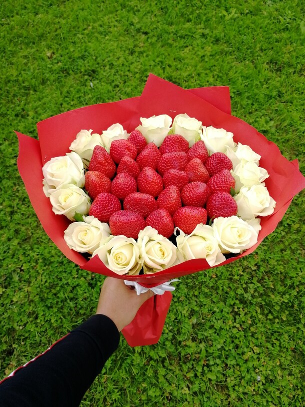 Клубника с розами., артикул F9581 - 6699 рублей, доставка по городу. Flawery - доставка цветов