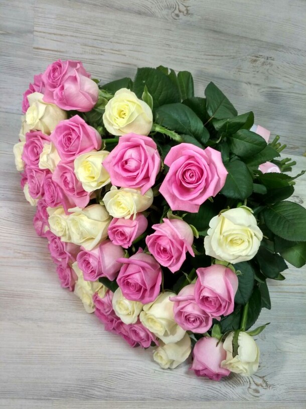 Букет домино, артикул F9582 - 9459 рублей, доставка по городу. Flawery - доставка цветов