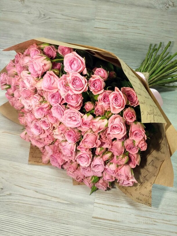 Кустовые розы, артикул F9586 - 11399 рублей, доставка по городу. Flawery - доставка цветов