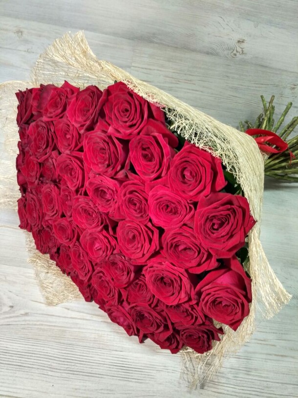 51 роза, артикул F9632 - 6999 рублей, доставка по городу. Flawery - доставка цветов