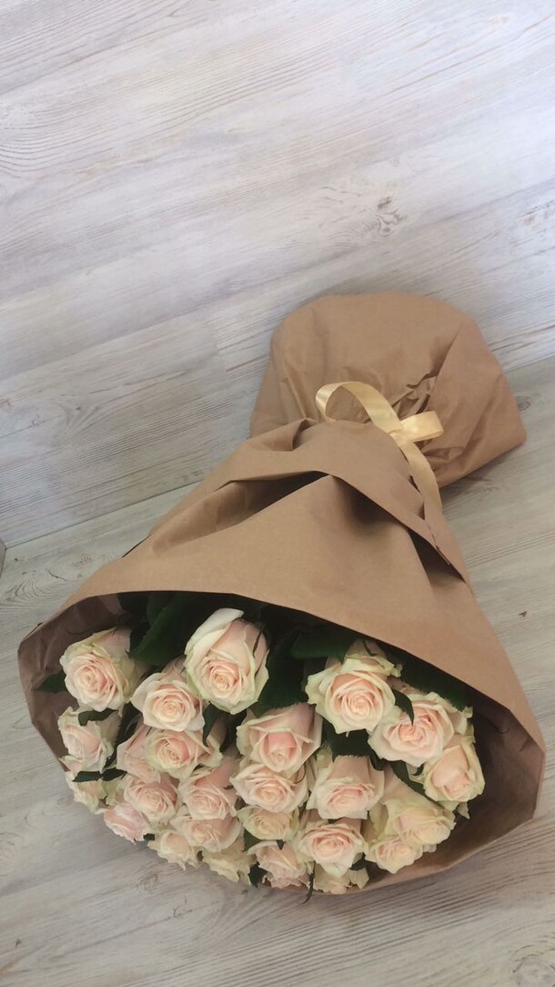 Букет из 29 кремовых роз, артикул F9706 - 5855 рублей, доставка по городу. Flawery - доставка цветов