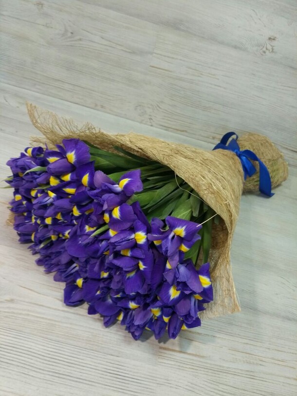 Букет из синих ирисов, артикул F9725 - 7453 рублей, доставка по городу. Flawery - доставка цветов