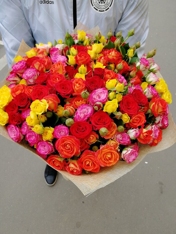 Букет из кустовых роз, артикул F9750 - 15439 рублей, доставка по городу. Flawery - доставка цветов