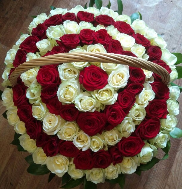 Пирамида, артикул F9754 - 28696 рублей, доставка по городу. Flawery - доставка цветов