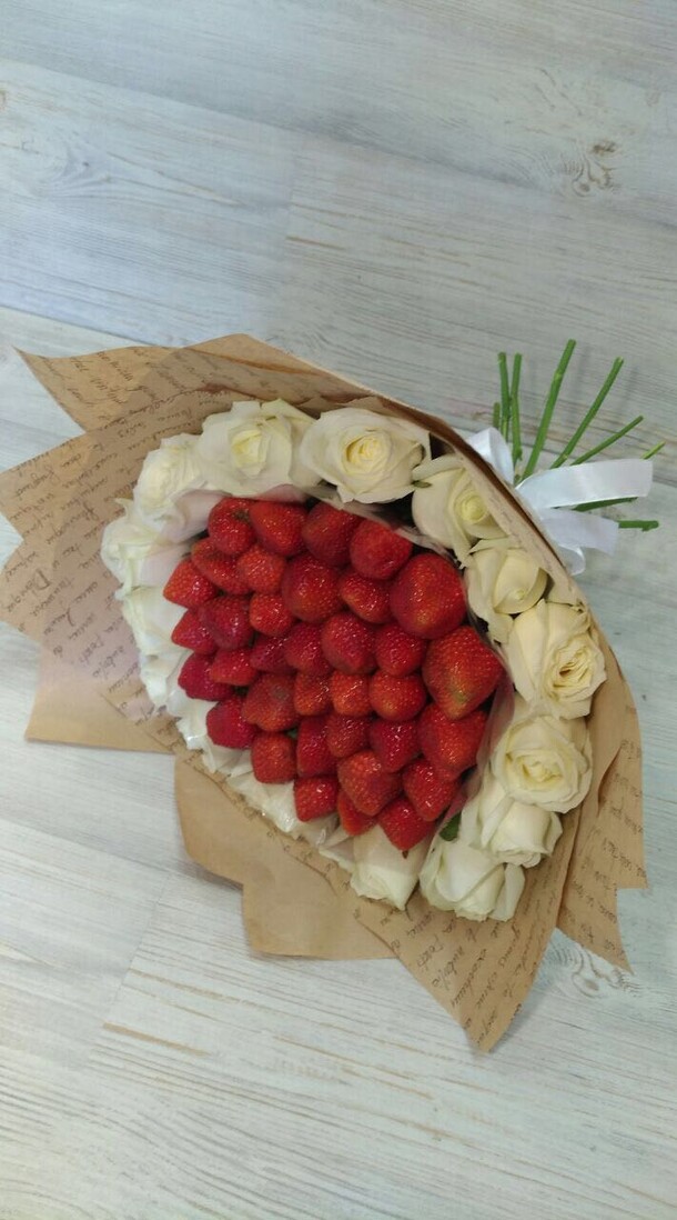 Букет из клубники, артикул F9904 - 10628 рублей, доставка по городу. Flawery - доставка цветов