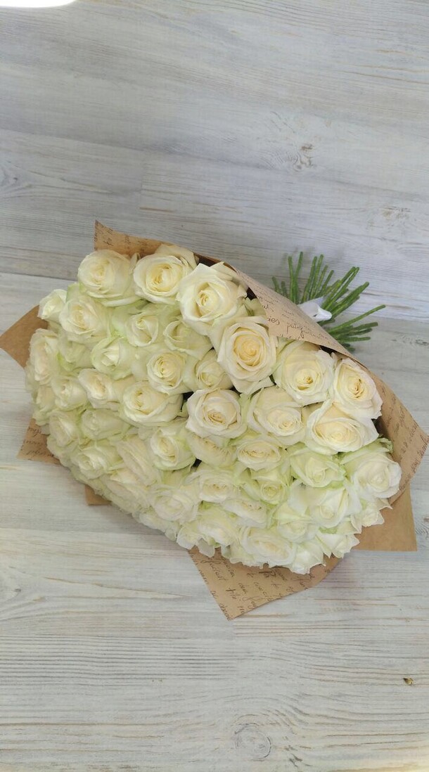 Букет из белых роз, артикул F9910 - 6999 рублей, доставка по городу. Flawery - доставка цветов