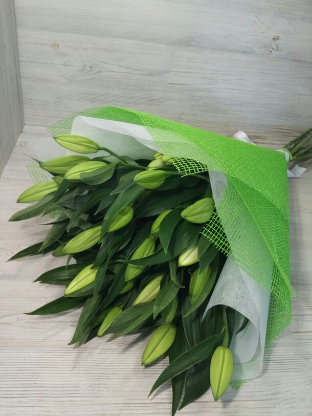 Лилии в букете, артикул F9956 - 11419 рублей, доставка по городу. Flawery - доставка цветов