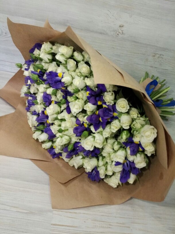 Букет кустовых роз с ирисами, артикул F9958 - 17999 рублей, доставка по городу. Flawery - доставка цветов