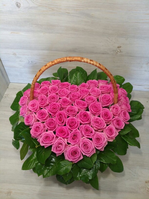 Корзина в форме сердце, артикул F9959 - 15729 рублей, доставка по городу. Flawery - доставка цветов
