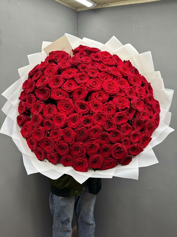 Букет из 101 красной розы в белой упаковке, артикул F1220603 - 15000 рублей, доставка по городу. Flawery - доставка цветов