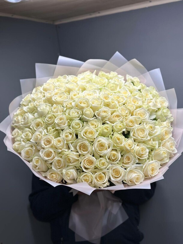 Букет из 101 белой розы, артикул F1220624 - 19000 рублей, доставка по городу. Flawery - доставка цветов