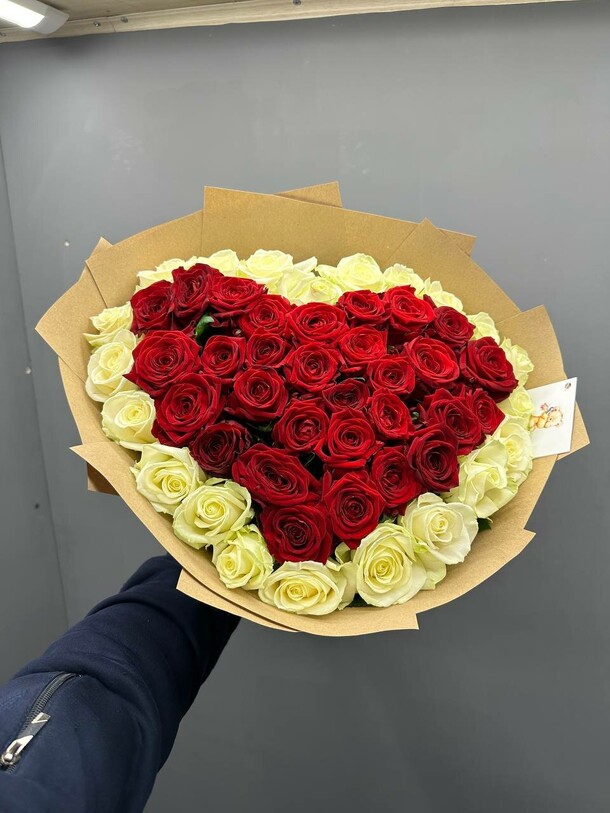 Букет из 51 розы, артикул F1220641 - 8100 рублей, доставка по городу. Flawery - доставка цветов