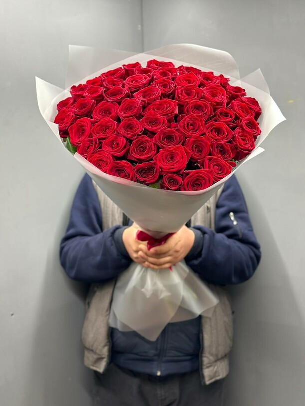 Букет из 51 розы 50 см, артикул F1220649 - 8800 рублей, доставка по городу. Flawery - доставка цветов