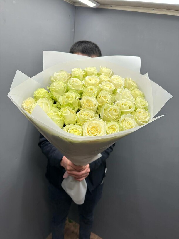 Букет из 31 белых роз, артикул F1220709 - 6800 рублей, доставка по городу. Flawery - доставка цветов