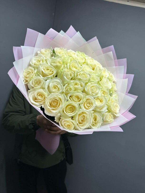 51 белая роза, артикул F1220765 - 9400 рублей, доставка по городу. Flawery - доставка цветов