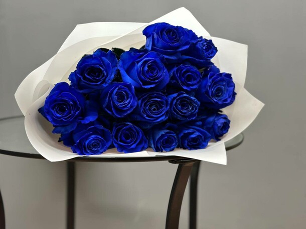 15 синих роз, артикул F1220799 - 14172 рублей, доставка по городу. Flawery - доставка цветов